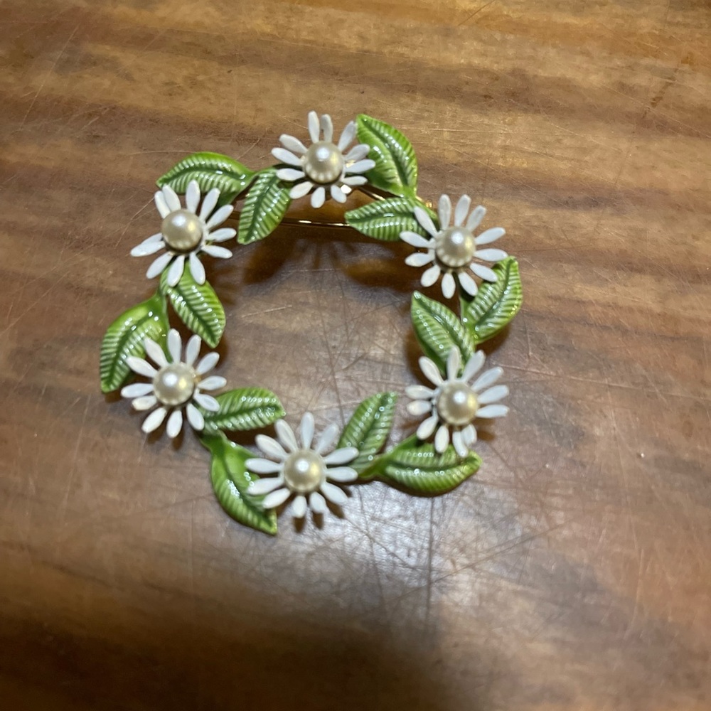 Vintage Daisy Brooch or Pin with enamel flowers and pearl center pretty jewelry